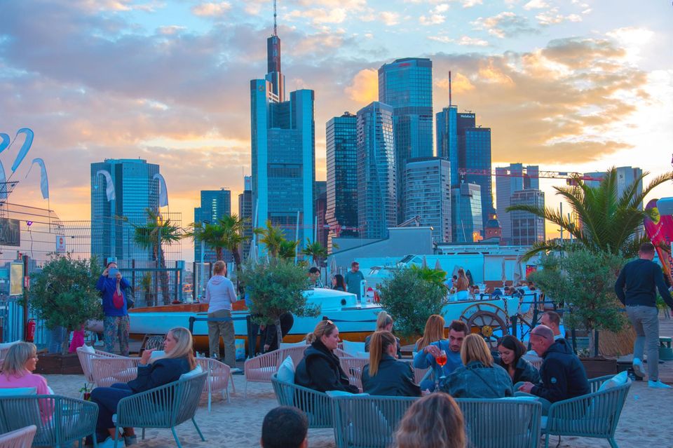 An der Frankfurter Börse ist die Stimmung gut, so wie hier in einem Beachclub Ende August