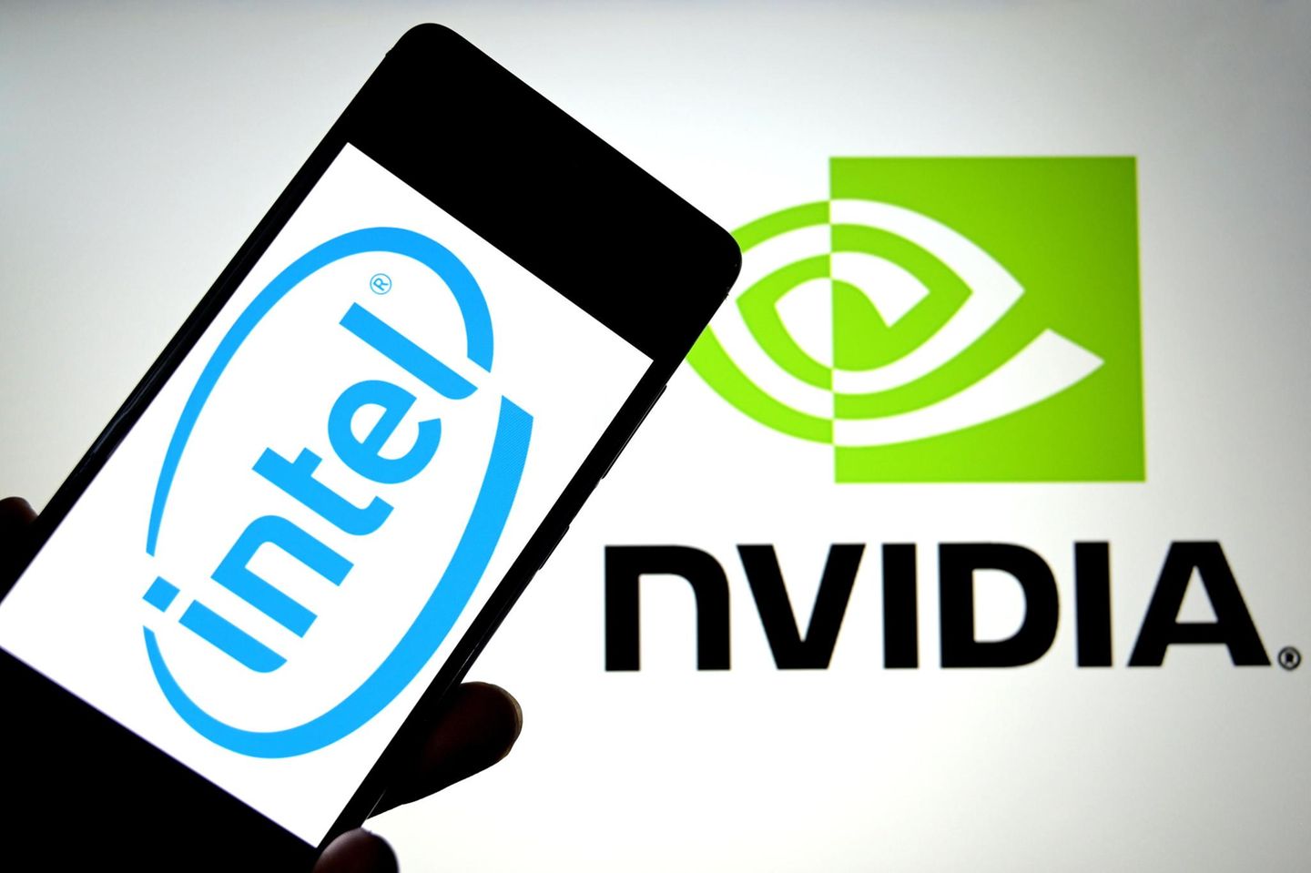 Logo von Nvidia und Intel