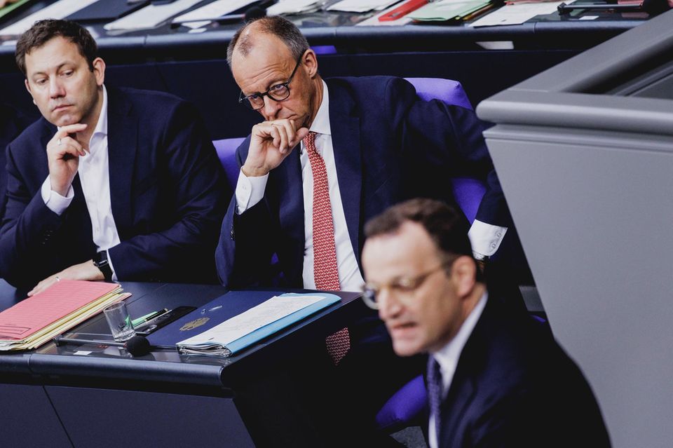 Die CDU um Jens Spahn und Friedrich Merz (von rechts) zeigt sich möglicherweise offen für eine Reform der Erbschaftsteuer. Das dürfte auch Finanzminister Lars Klingbeil (SPD) freuen.