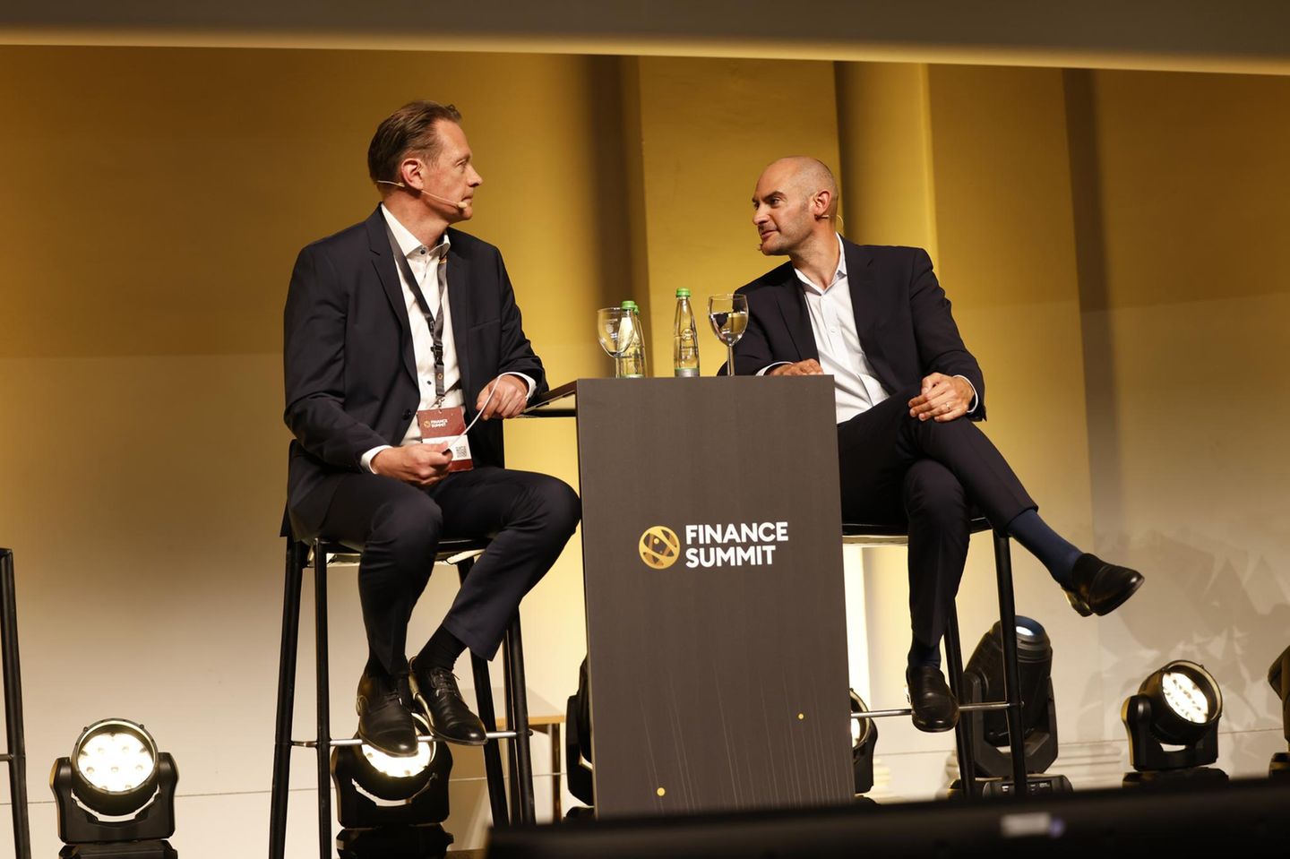 Danyal Bayaz (rechts) im Podcast-Gespräch mit Capital-Redakteur Nils Kreimeier
