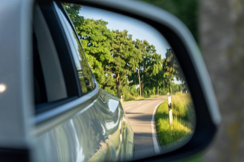 Wie im Straßenverkehr ist auch bei Aktien der Blick in den Rückspiegel wichtig.