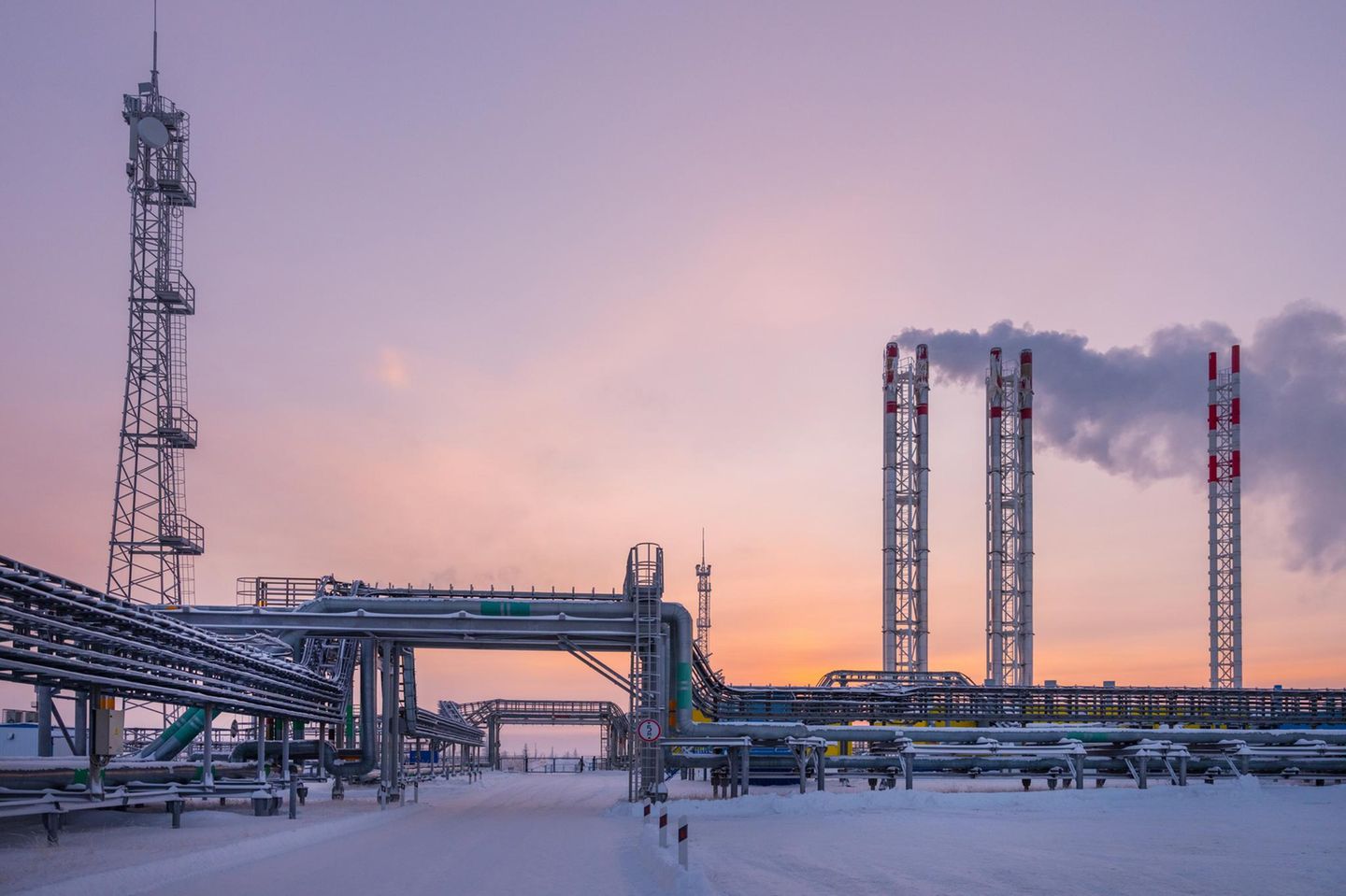 Gasproduktion in der Nähe der russischen Stadt Novy Urengoi. Europa importiert noch immer Öl und Gas aus Russland.