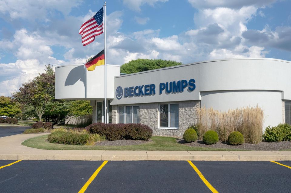 Flaggen vor der US-Zentrale von Becker Pumps in Cuyahoga Falls, Ohio. Das Unternehmen kämpft wie alle ausländischen Unternehmen in den USA mit den Zöllen von US-Präsident Trump.