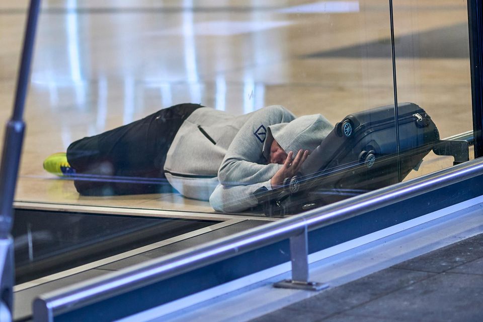 Nach einem breit angelegten Cyberangriff auf europäische Flughäfen bekommen Passagiere die Auswirkungen auch am Montag noch zu spüren