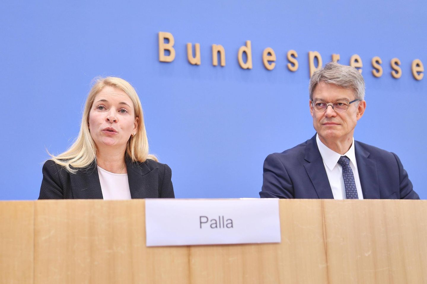 Verkehrsminister Patrick Schnieder mit seiner Wunschkandidatin als Bahn-Chefin Evelyn Palla.