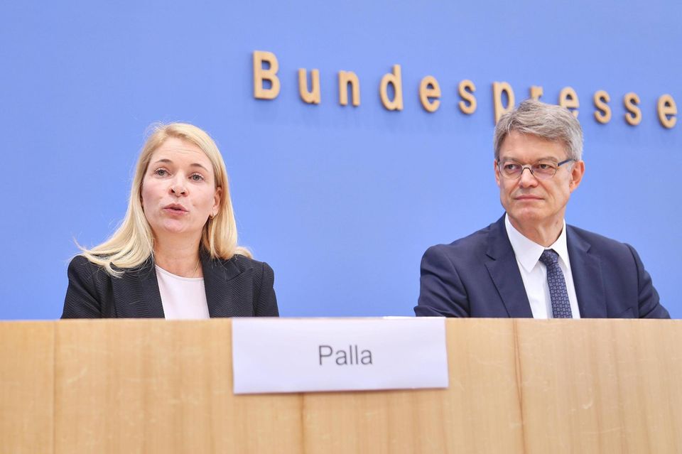 Verkehrsminister Patrick Schnieder mit seiner Wunschkandidatin als Bahn-Chefin Evelyn Palla.