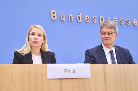 Verkehrsminister Patrick Schnieder mit seiner Wunschkandidatin als Bahn-Chefin Evelyn Palla.