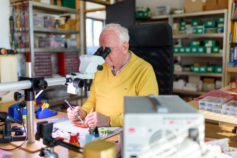 Ein älterer Mann bei der Arbeit in einer Werkstatt
