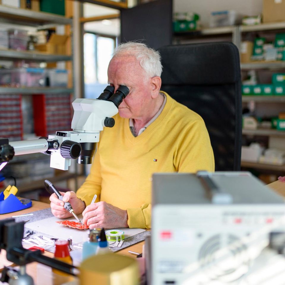 Ein älterer Mann bei der Arbeit in einer Werkstatt