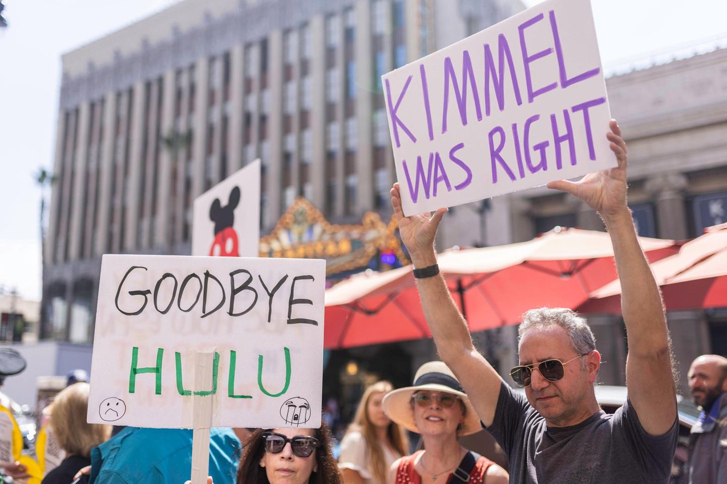Proteste gegen die Absetzung der Show von Jimmy Kimmel auf dem Hollywood Boulevard in Los Angeles