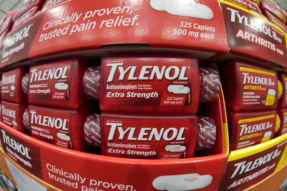 Tylenol-Packungen in einem Verkaufsregal
