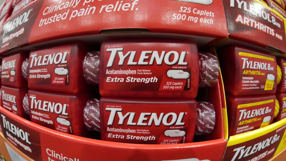 Tylenol-Packungen in einem Verkaufsregal