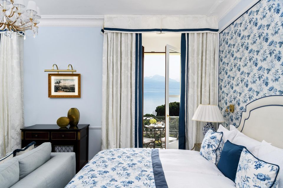 Die mit viel französischem Charme eingerichteten Deluxe-Doppelzimmer haben Seeblick und teilweise einen Balkon