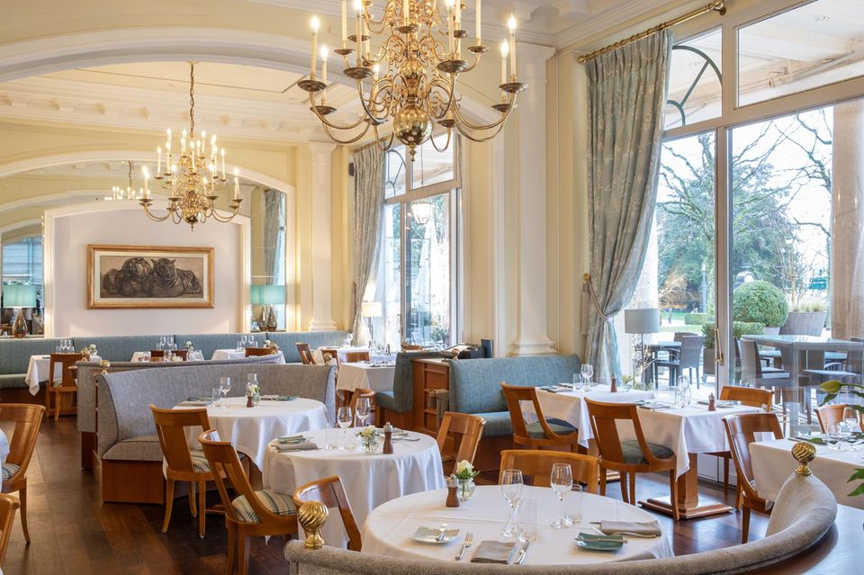 Das Restaurant „Café Beau-Rivage“ bietet eine klassische Brasserie-Karte mit köstlichen Kreationen rund um Fleisch und Fisch