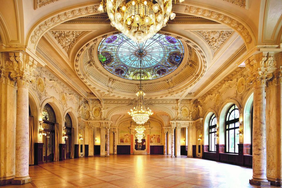Im „Sandoz Ballroom“, 1908 eingeweiht, wurde bereits viel und ausschweifend gefeiert – und 1932 das Abkommen von Lausanne unterzeichnet
