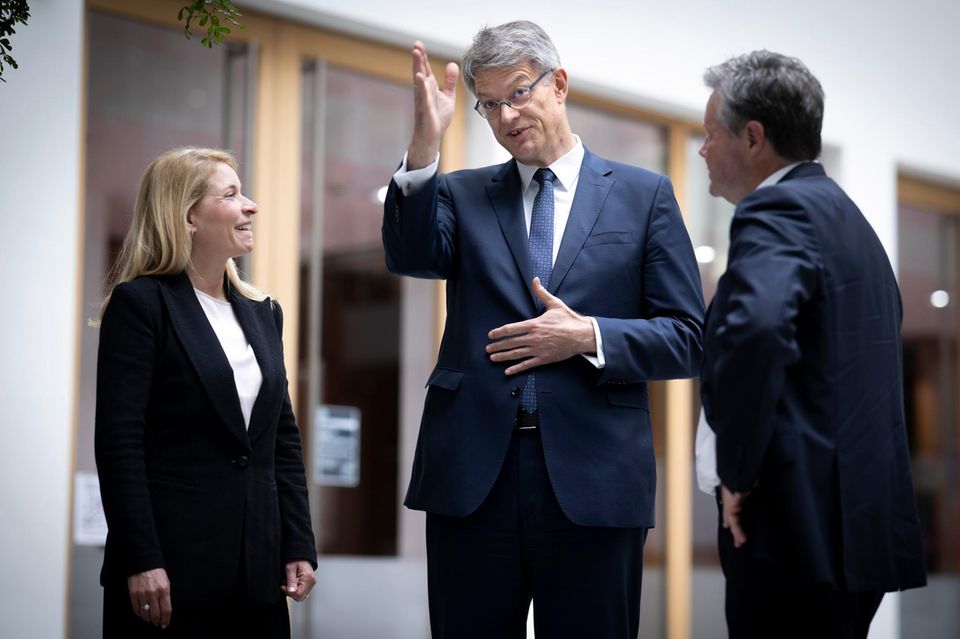 Bahnchefin Evelyn Palla mit Verkehrsminister Patrick Schnieder (CDU) und DB-Vorstandskandidat Dirk Rompf (r.)