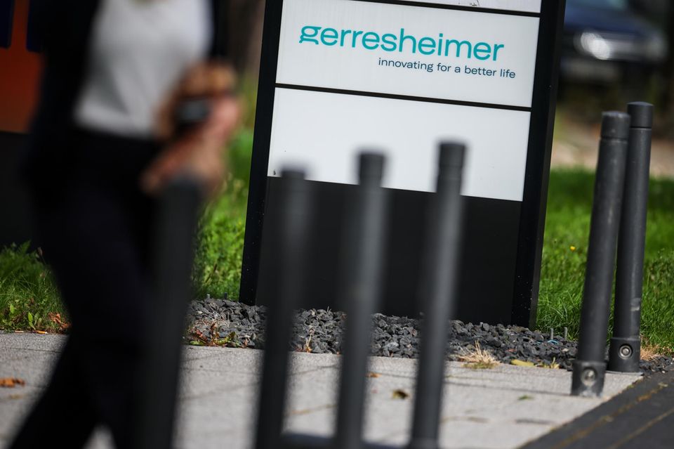 Schriftzug an einer Werbetafel vor einem Gerresheimer-Bürogebäude in der Düsseldorfer Airport-City