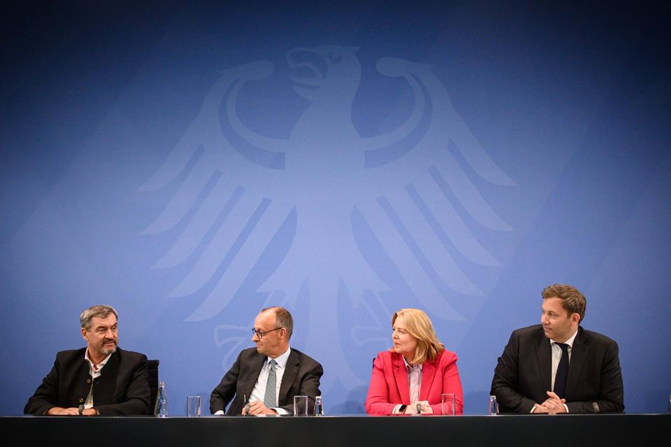 Friedrich Merz, Lars Klingbeil, Markus Söder und Bärbel Bas sitzen nebeneinander bei einer Pressekonferenz