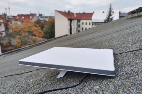 Ein Starlink-Terminal auf dem Dach eines Hauses: Fertig ausgebaut soll das Satelliten-Internet-System laut einer Studie Kapazität für 13 Mio. Haushalte in Deutschland haben