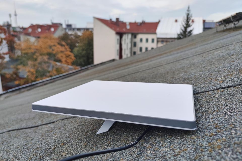 Ein Starlink-Terminal auf dem Dach eines Hauses: Fertig ausgebaut soll das Satelliten-Internet-System laut einer Studie Kapazität für 13 Mio. Haushalte in Deutschland haben