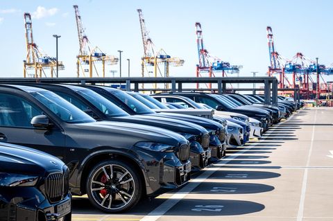 Autos werden im Hafen am BLG Autoterminal Bremerhaven auf Schiffe verladen
