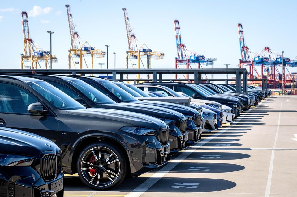 Autos werden im Hafen am BLG Autoterminal Bremerhaven auf Schiffe verladen