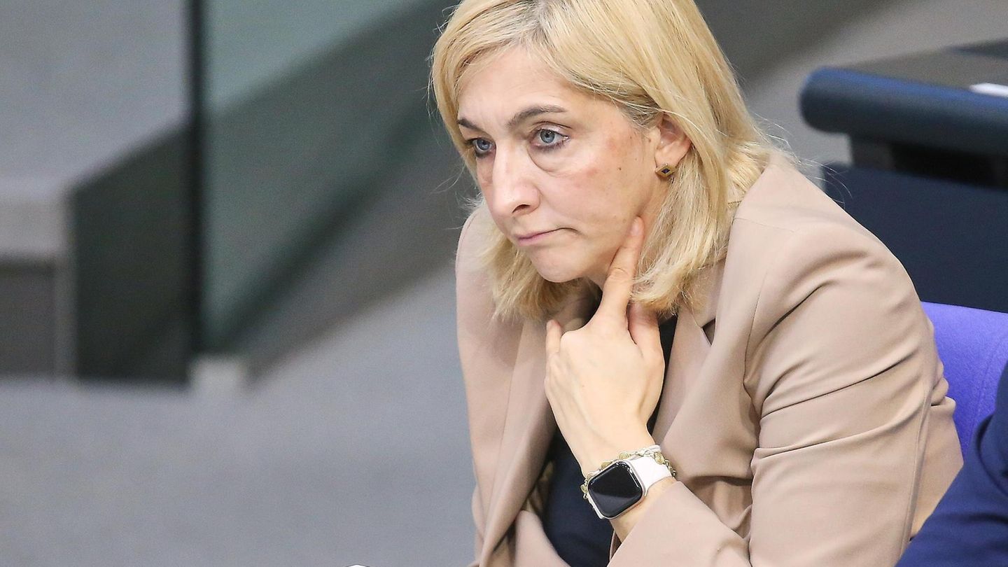 Mask deals: Decision on billion-dollar mask lawsuits approaches