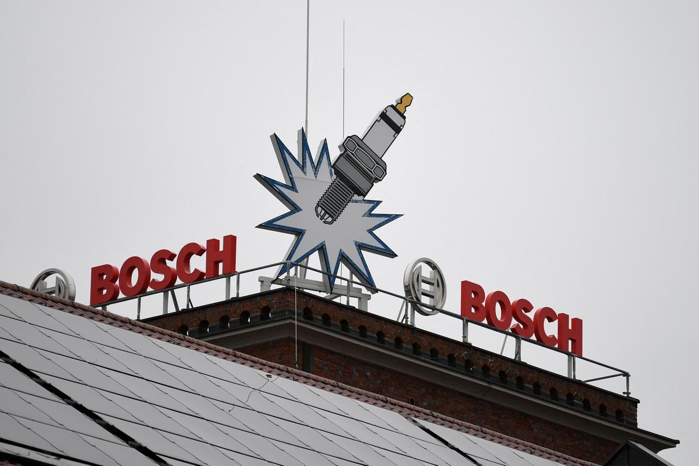 Abbildung einer Zündkerze auf einem Bosch-Gebäude in Bamberg