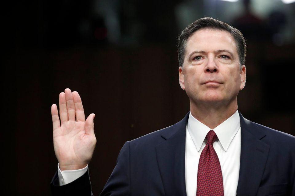 Im Januar 2017 noch im selben Team: James Comey bei seinem Amtsschwur in der ersten Trump-Regierung
