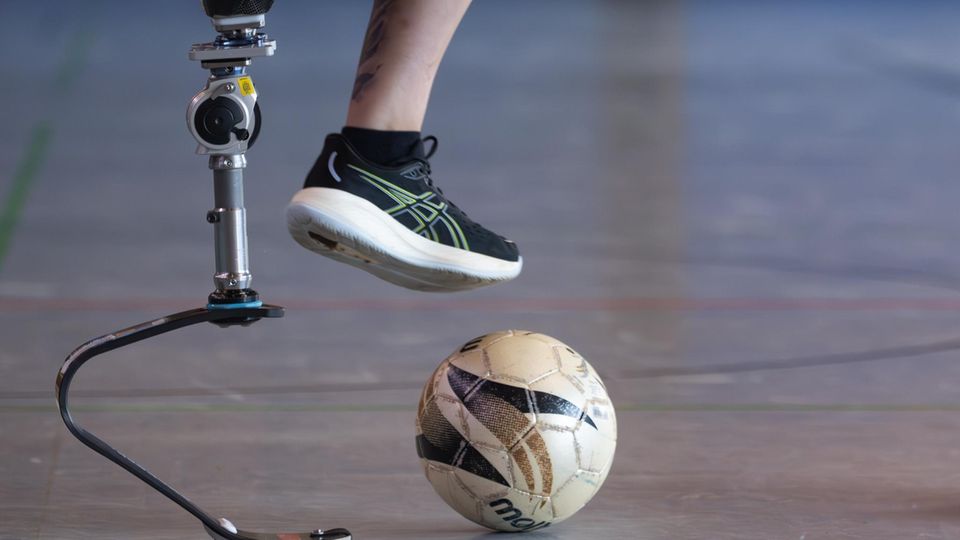 Teilnehmer der „Running Clinic für Menschen mit Beinprothese“ bei einer Sportübung