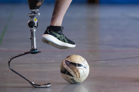 Teilnehmer der „Running Clinic für Menschen mit Beinprothese“ bei einer Sportübung