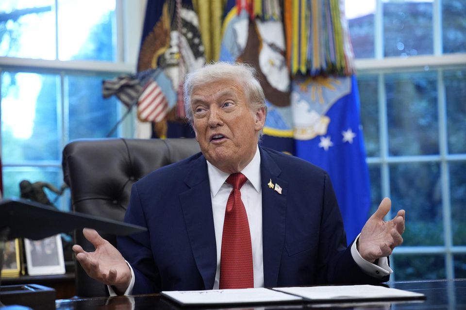 Donald Trump spricht mit Reportern, nachdem er das Dekret zu Tiktok unterzeichnet hat