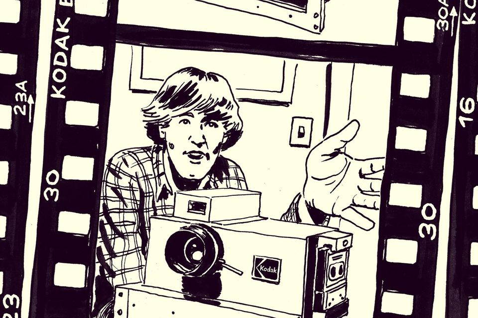 Steven J. Sasson mit der ersten Digitalkamera 1975