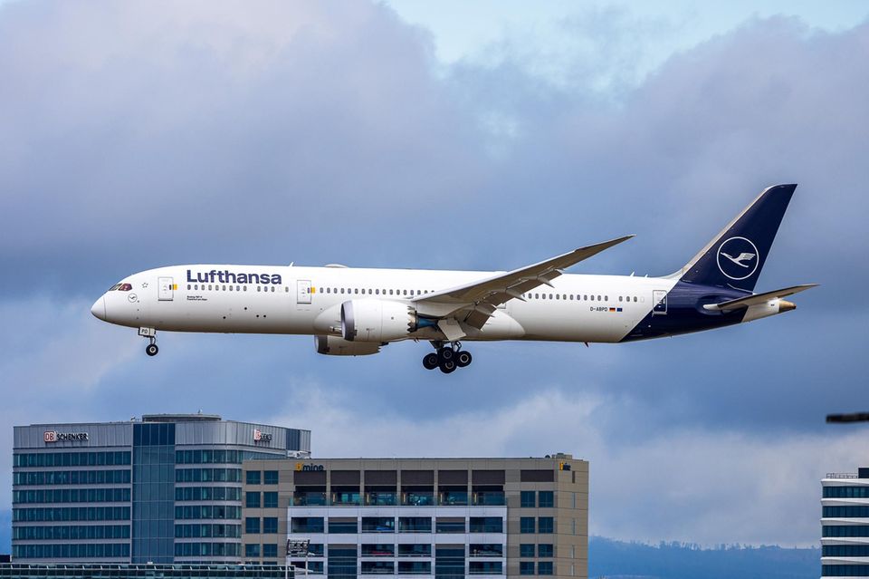 Luftahnsa-Maschine im Landeanflug