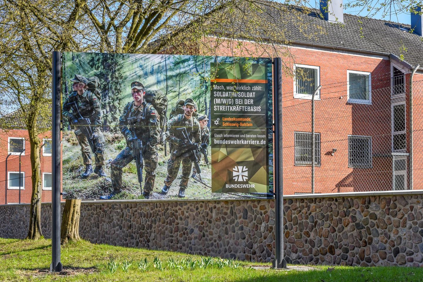 Stellenangebot der Bundeswehr auf einem großen Werbeschild hinter der Theodor Steltzer-Kaserne