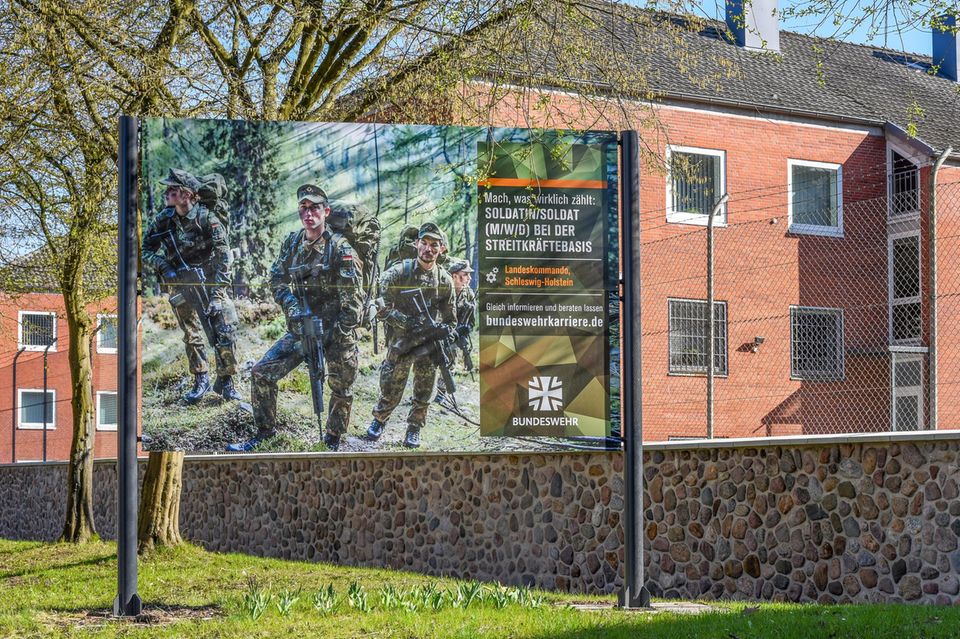 Stellenangebot der Bundeswehr auf einem großen Werbeschild hinter der Theodor Steltzer-Kaserne