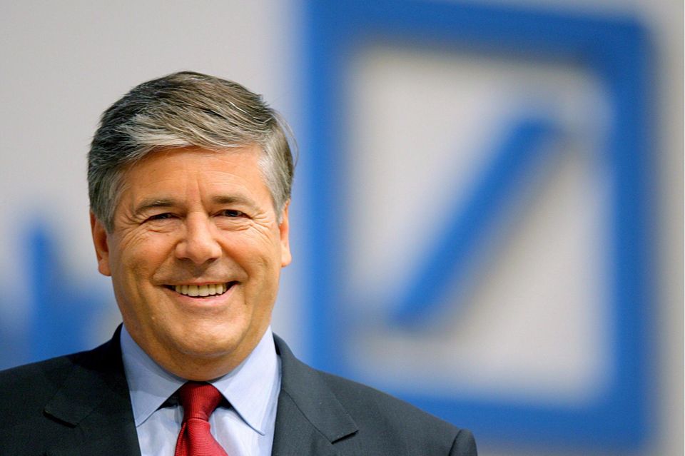 Josef Ackermann im grauen Anzug bei einer Hauptversammlung der Deutschen Bank
