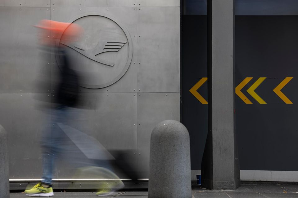 Lufthansa-Logo, Mensch geht vorbei