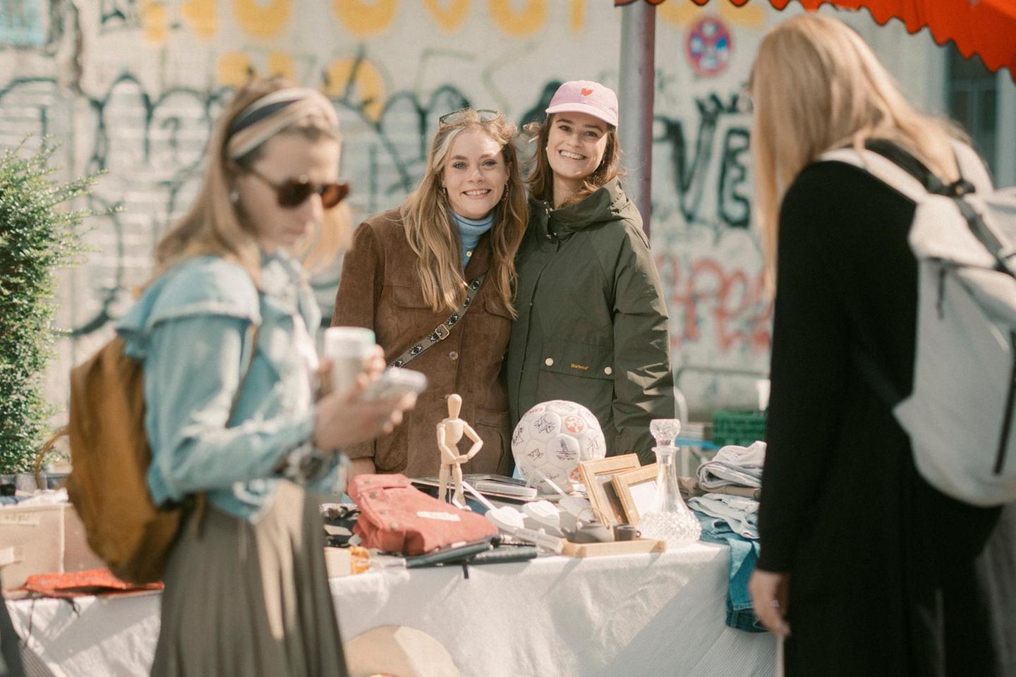 Flohmarkt-Verkäuferteam seit 20 Jahren: Leonie Schwarz und Josephine Tobold