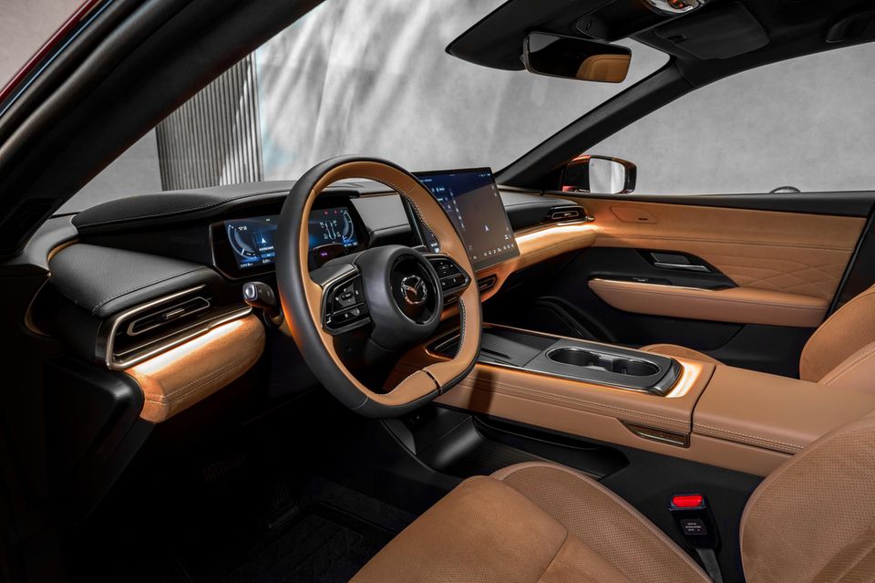 Auch der Innenraum des neuen Mazda6e folgt der japanischen Designphilosophie der Marke, die „Kodo – Soul of Motion“ heißt
