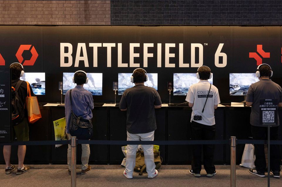 Besucher spielen Battlefield 6 vor seiner Veröffentlichung auf der Tokyo Game Show 2025 in Chiba
