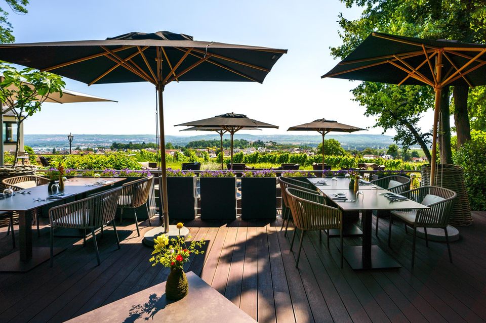 Die Sonnenterrasse der Brasserie gehört zu den Lieblingsplätzen des Hotelier-Ehepaares