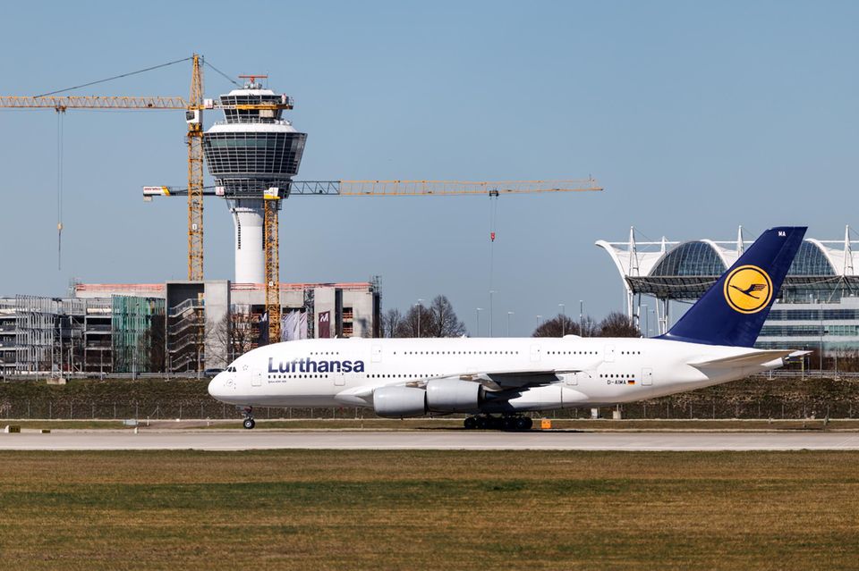 Lufthansa-Maschine am Flughafen