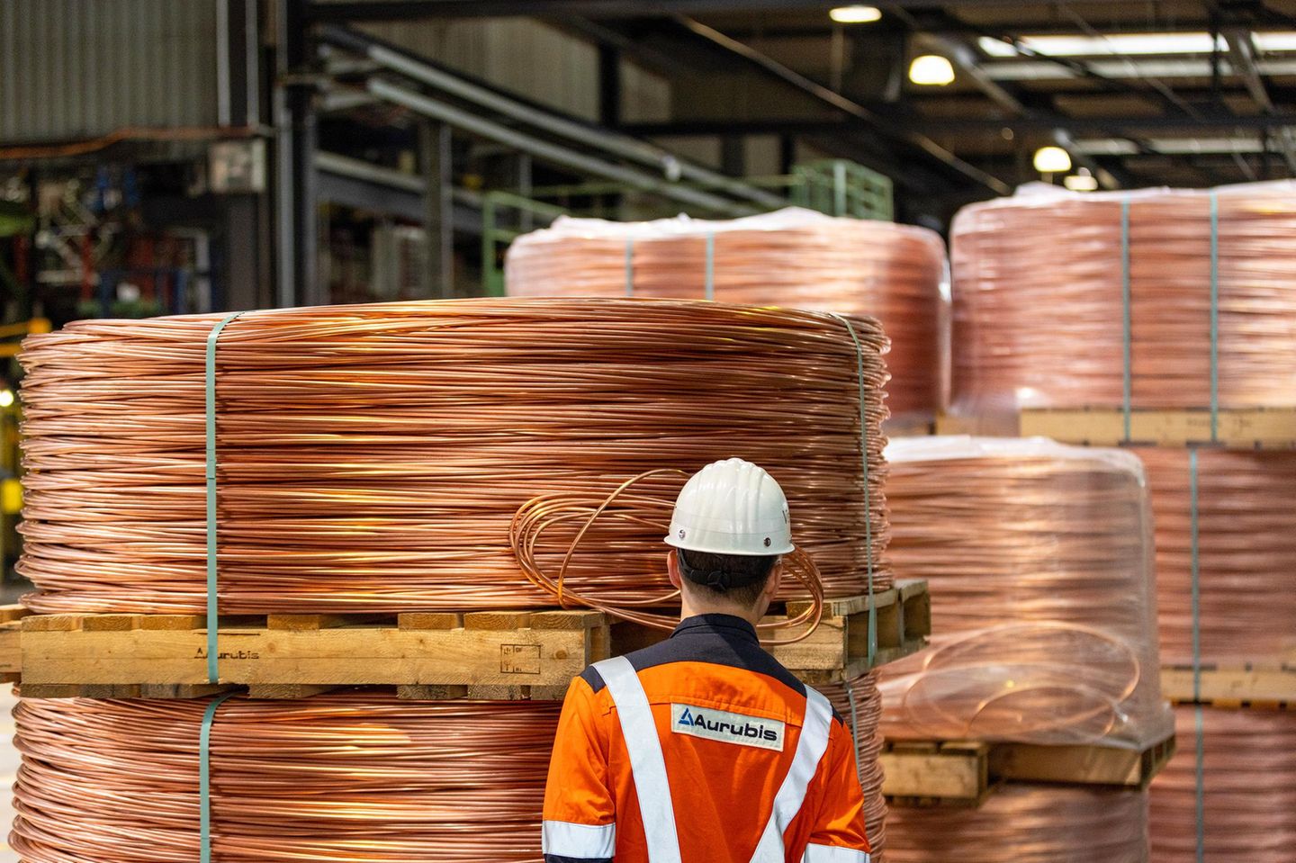 Kupferdrahtspulen im Lager der Metallraffinerie Aurubis in Hamburg