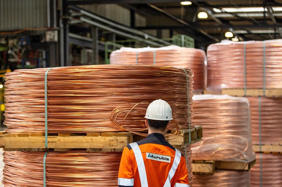 Kupferdrahtspulen im Lager der Metallraffinerie Aurubis in Hamburg