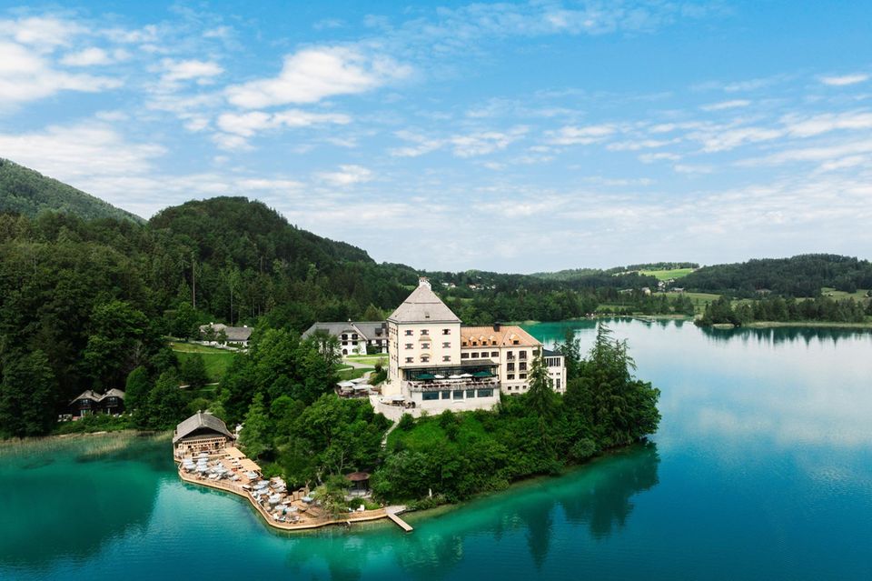 Märchenhafter Luxus und Ruhe am See, damit punktet das Rosewood Schloss Fuschl bei verwöhnten Gästen und „Sissi“-Fans aus aller Welt