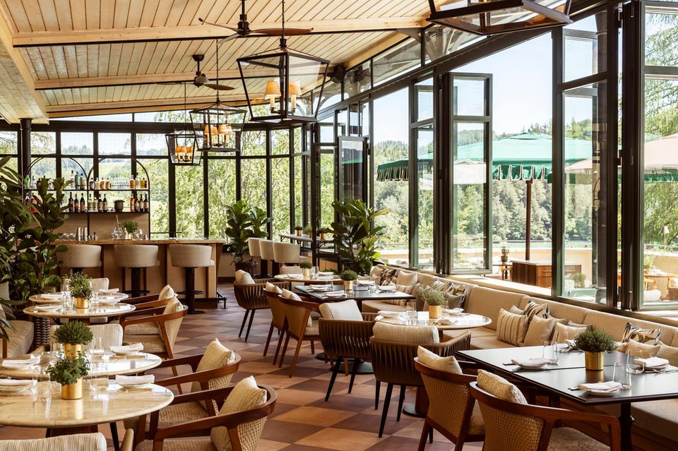 Vom Restaurant „Seeterrasse“ hat man einen herrlichen Blick in die atemberaubende Natur der Umgebung
