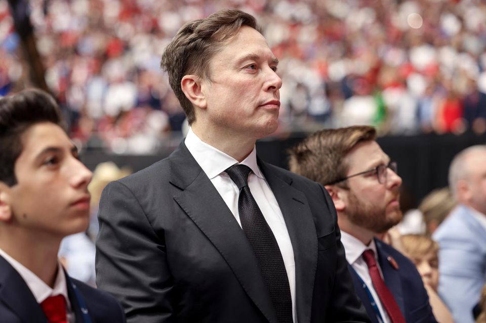 Elon Musk im Anzug bei der Gedenkfeier von Charlie Kirk