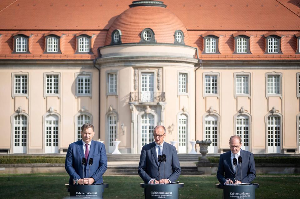 Lars Klingbeil, Friedrich Merz und Alexander Dobrindt sprechen zur Presse