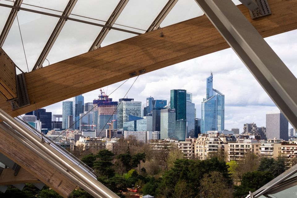 Blick auf das Finanzviertel La Defense in Paris